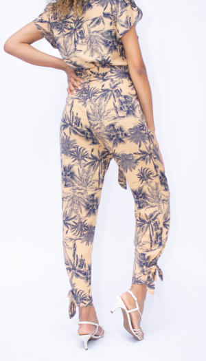 Calça floral com amarração na perna